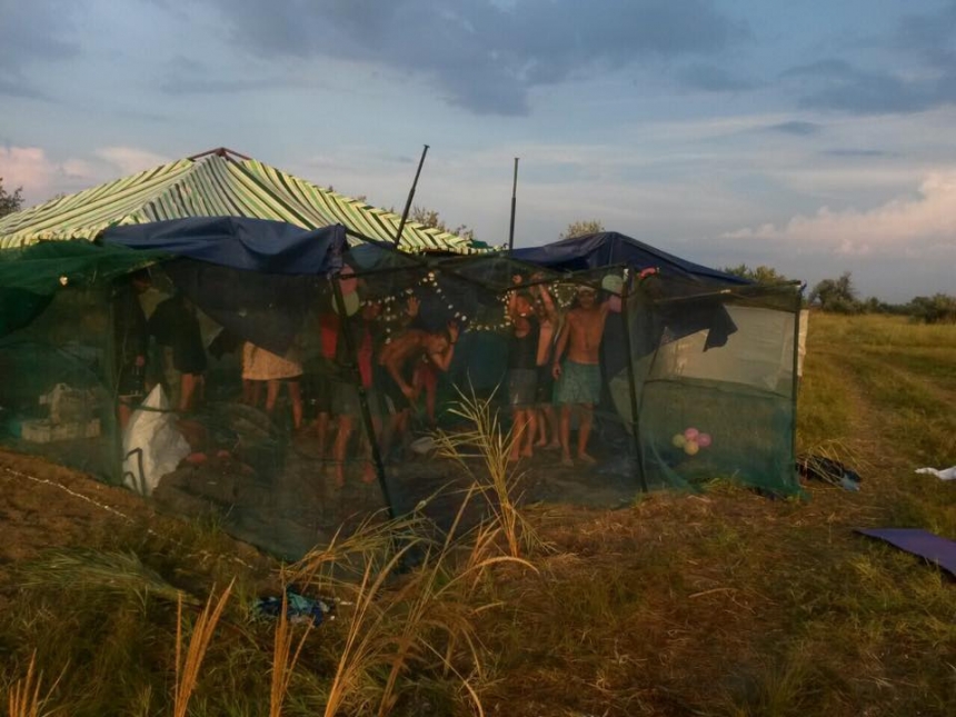 В выходные на Кинбурской косе пронесся сильный шторм, который разорвал палатки отдыхающим. ФОТО 