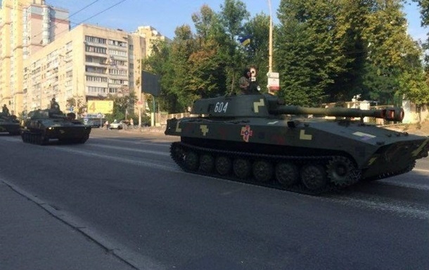 У Порошенко ответили на жалобы из-за танков, разрушающих дороги в Киеве
