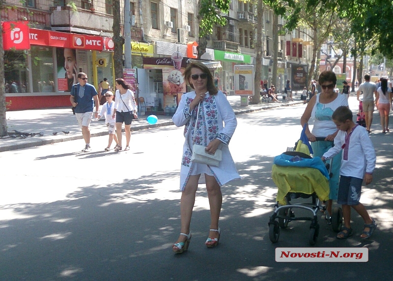 День независимости в Николаеве продолжается: горожане развлекают себя сами и гуляют по главной улице. ФОТОРЕПОРТАЖ