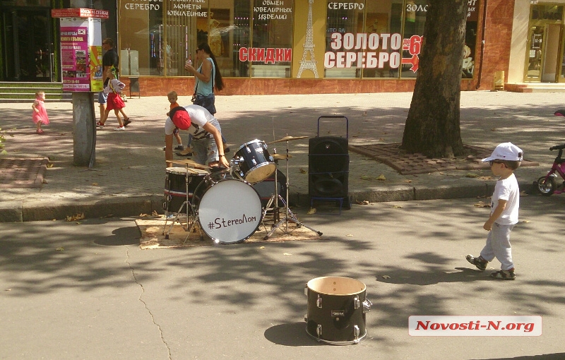 День независимости в Николаеве продолжается: горожане развлекают себя сами и гуляют по главной улице. ФОТОРЕПОРТАЖ