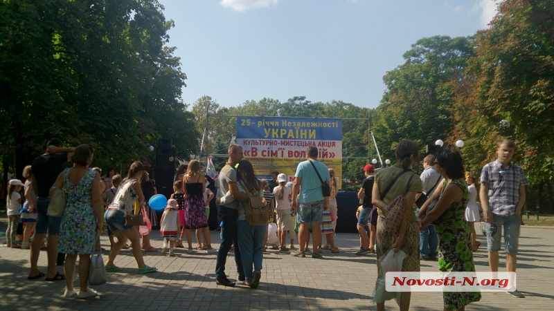 День независимости в Николаеве продолжается: горожане развлекают себя сами и гуляют по главной улице. ФОТОРЕПОРТАЖ