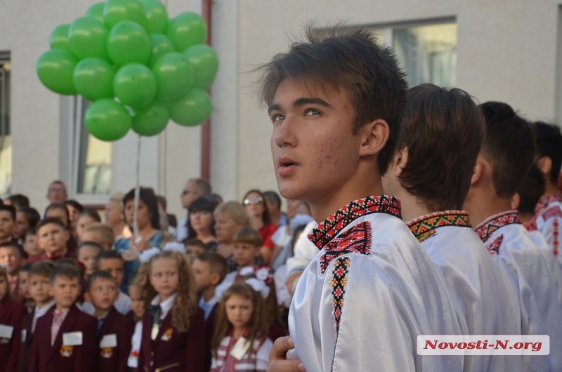 Николаевский муниципальный коллегиум принял 156 первоклассников: первый звонок дала дочь мэра