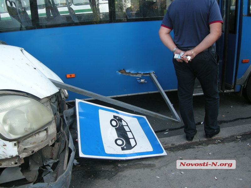 В Николаеве «Газель» с отказавшими тормозами вылетела на остановку общественного транспорта