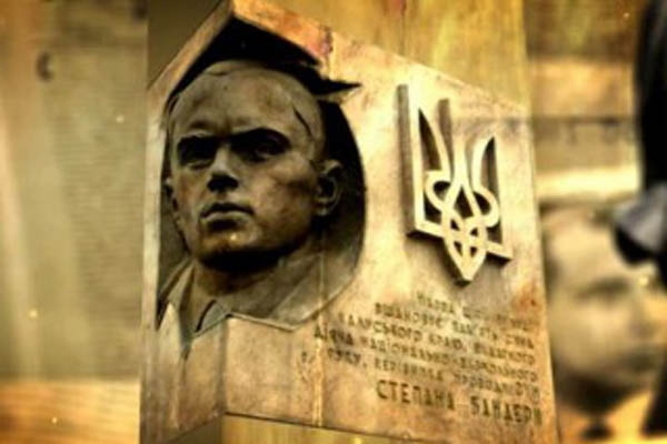 Ровенский горсовет призывает вернуть Степану Бандере звание героя Украины
