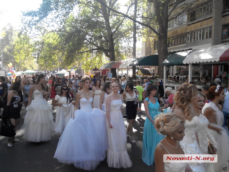 В Николаеве невесты прошли парадом по главной улице, а байкеры сыграли свадьбу. ФОТО