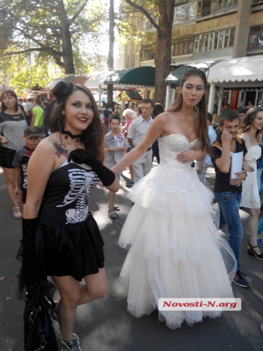 В Николаеве невесты прошли парадом по главной улице, а байкеры сыграли свадьбу. ФОТО