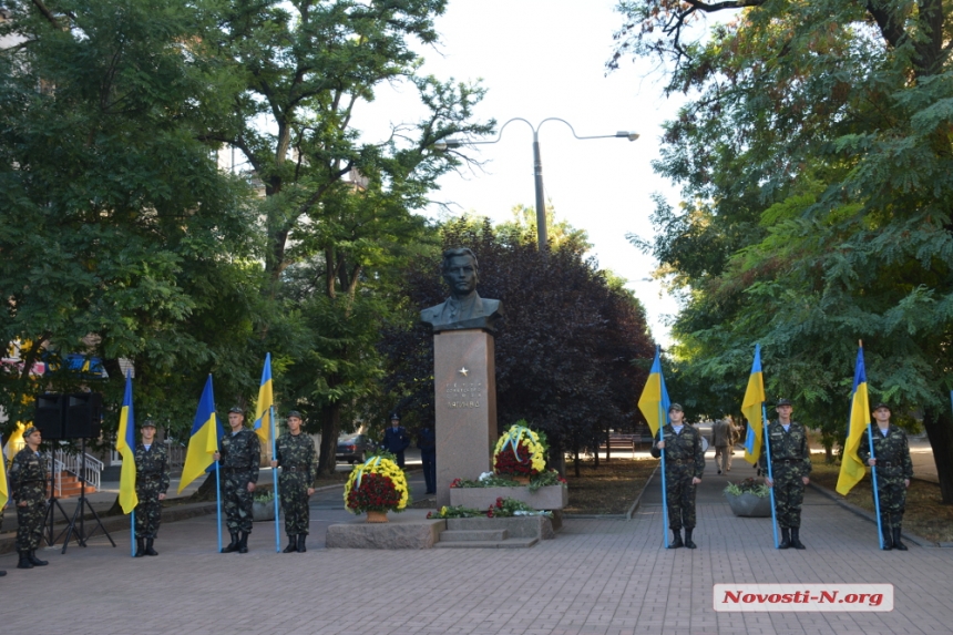 В Николаеве в День партизанской славы возложили цветы к памятнику Виктору Лягину