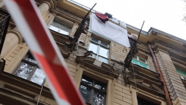 В Одессе обвалился балкон с женщиной