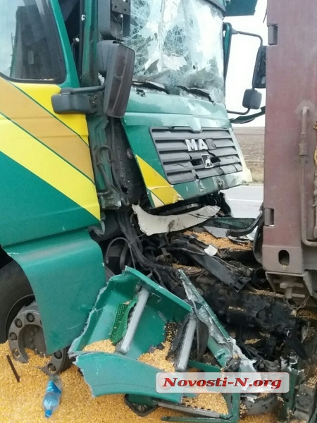 Под Николаевом столкнулись два зерновоза: водителя из кабины извлекали спасатели
