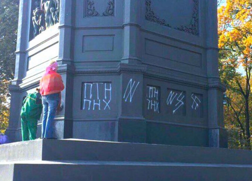  Памятник князю Владимиру в Киеве вандалы разрисовали свастикой и надписями \"ПТН-ПНХ\"