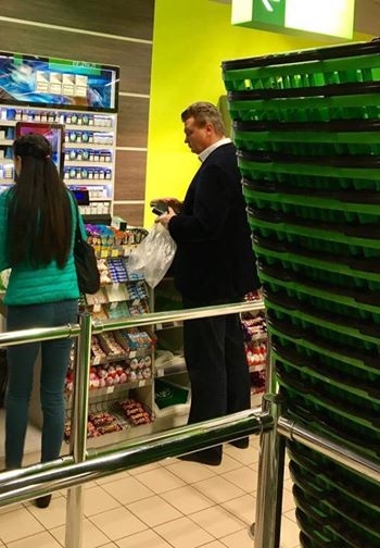 За батоном забегал: в киевском супермаркете засекли двойника Януковича