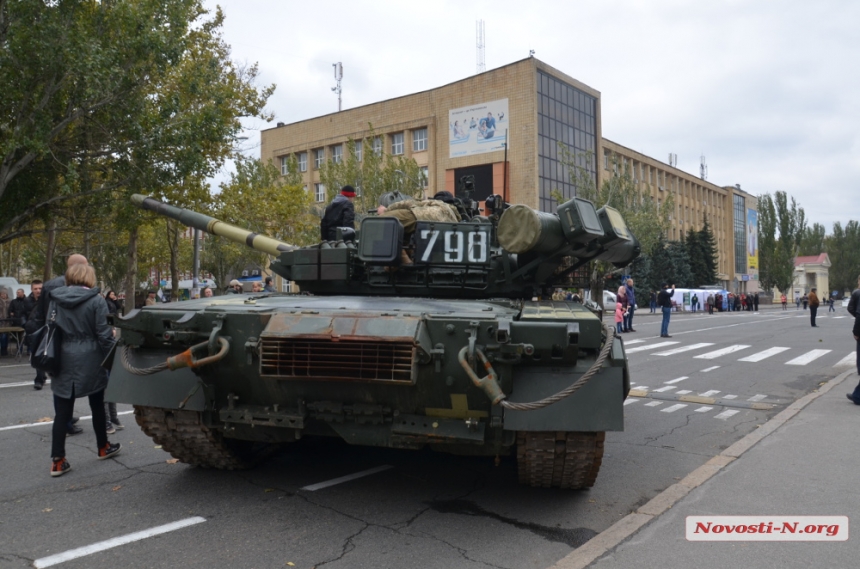 Как «слуги народа» гуляли на выставке военной техники в Николаеве. ФОТОРЕПОРТАЖ