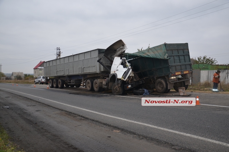 Под Николаевом столкнулись два зерновоза — погиб водитель