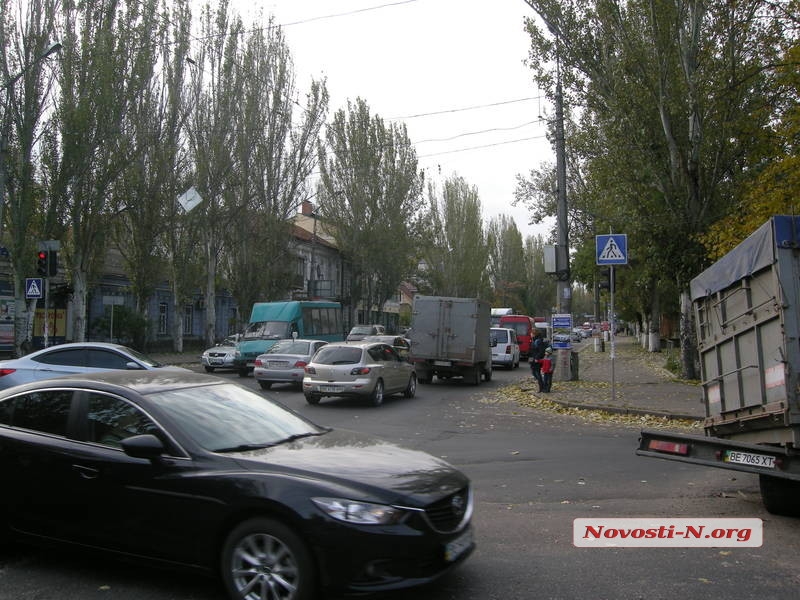 В центре Николаева из-за сломавшегося зерновоза возникла огромная пробка