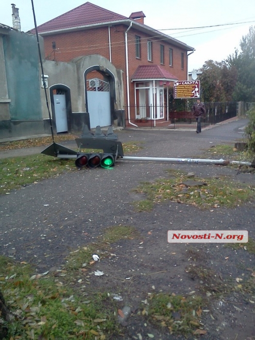 В Николаеве на пересечении улиц Московской и Пограничной упал светофор