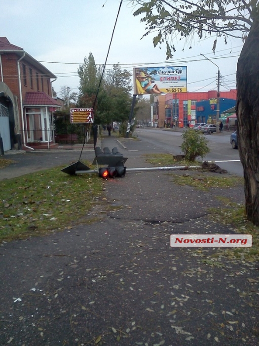 В Николаеве на пересечении улиц Московской и Пограничной упал светофор