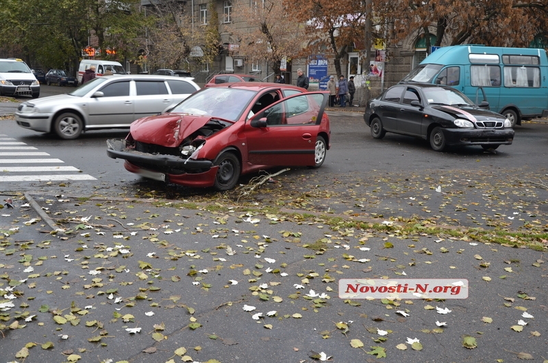 В центре Николаева «Ланос» врезался в Peugeot — пострадавшего водителя увезла скорая