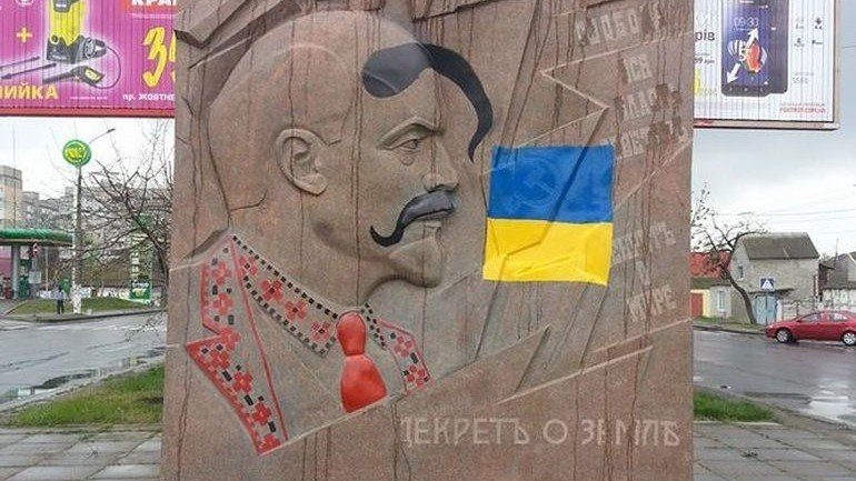 Менее половины украинцев поддерживают декоммунизацию
