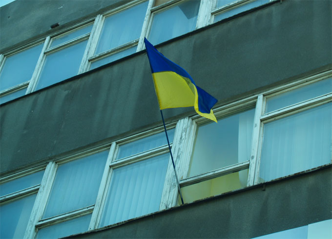 Державний прапор України у вікні редакції "Новости N"