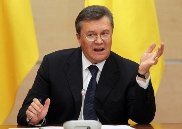 Янукович нагрубил журналистке за вопрос об учебнике истории