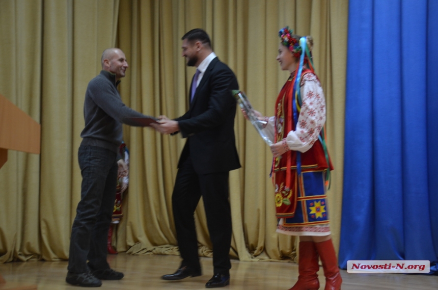 В Николаеве губернатор Савченко наградил волонтеров. ФОТОРЕПОРТАЖ