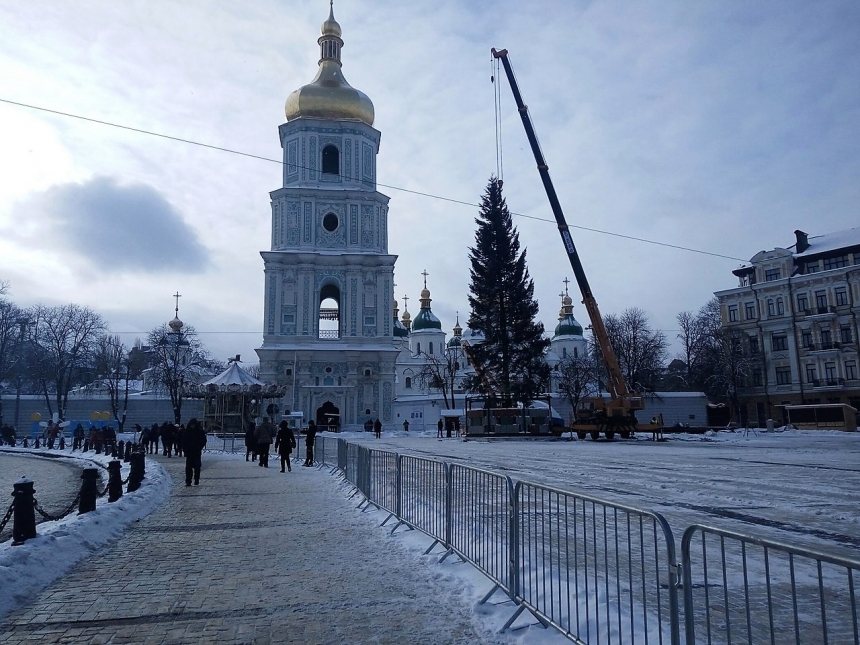 На Софийской площади в Киеве установили главную елку страны