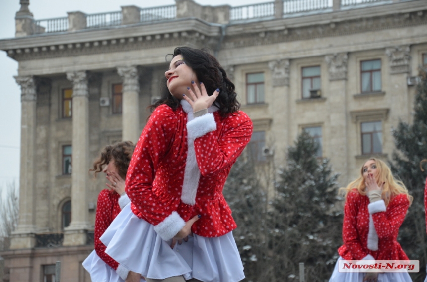 Как николаевцы зажигали главную городскую елочку. ФОТОРЕПОРТАЖ 