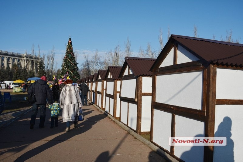 «Спасти Рождество»: в Николаеве домики у ёлки украсят гирляндами, а на площади появятся большие урны