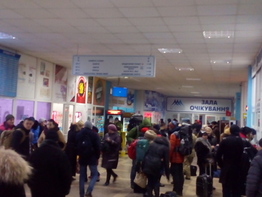 На междугороднем автовокзале в Николаеве скопилось большое количество людей
