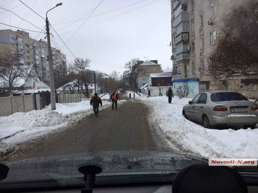 «Вместо ремонта»: В Николаеве коммунальщики забрали ограждение с одной ямы и перенесли к другой