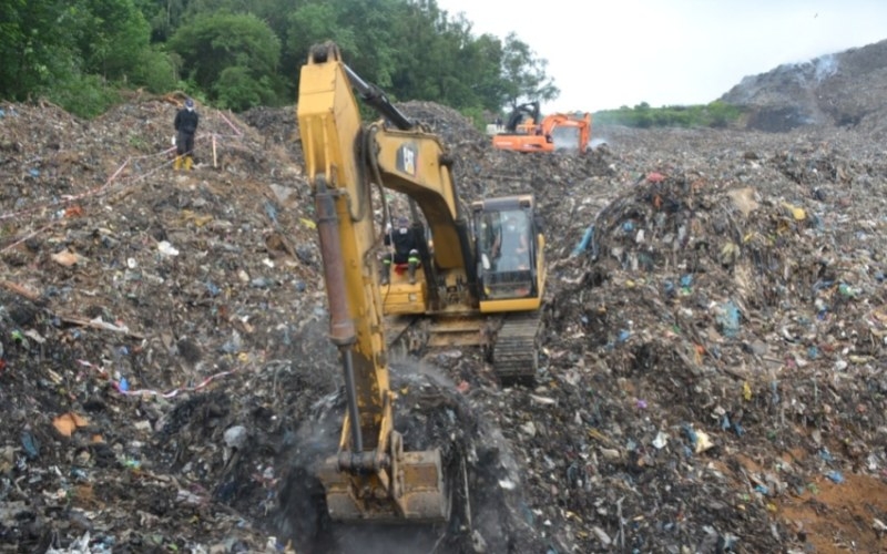 В Сумской области 15 грузовиков тайно выгрузили львовский мусор 