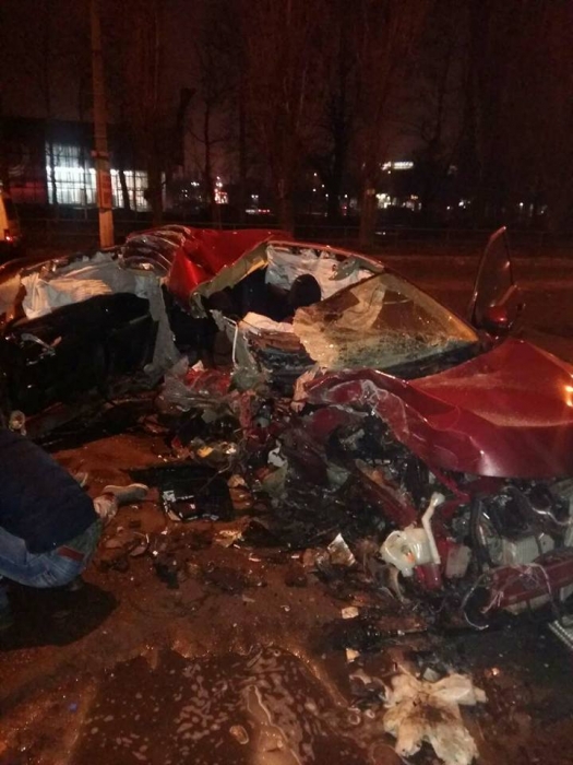 Возле автовокзала в Николаеве девушка на \"Ниссане\" врезалась в столб