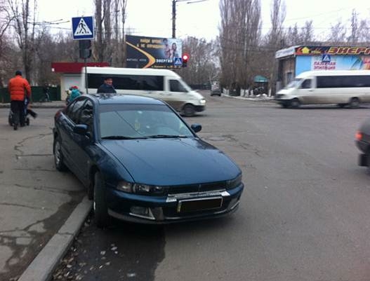 В Николаеве автомобиль выехал на тротуар и сбил женщину