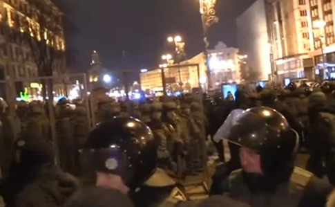 На майдане Независимости в Киеве также столкновения протестующих с полицией