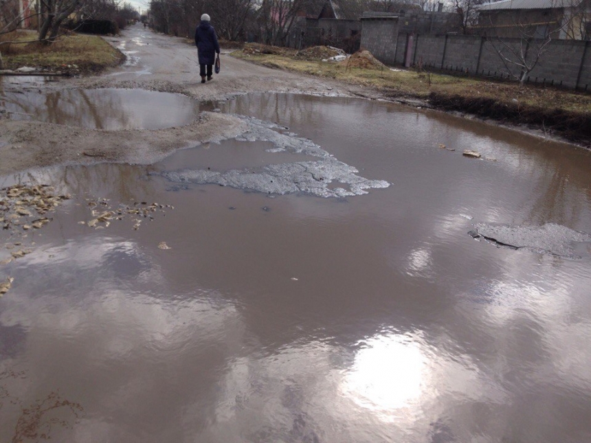 Грязевой Николаев: горожане массово жалуются на тротуары, которые превратились в болото
