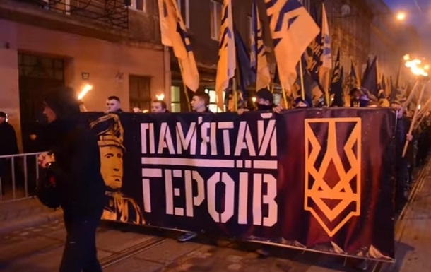 Во Львове устроили факельное шествие в честь Шухевича