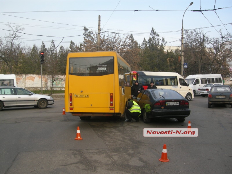 Утром в пятницу Николаев застыл в автомобильных пробках