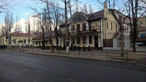 Парковаться нельзя: в Николаеве патрульные установили заграждение возле "Скорини"