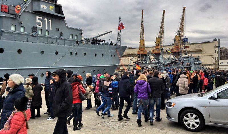 Одесситы выстроились в очередь, чтобы попасть на корабли НАТО