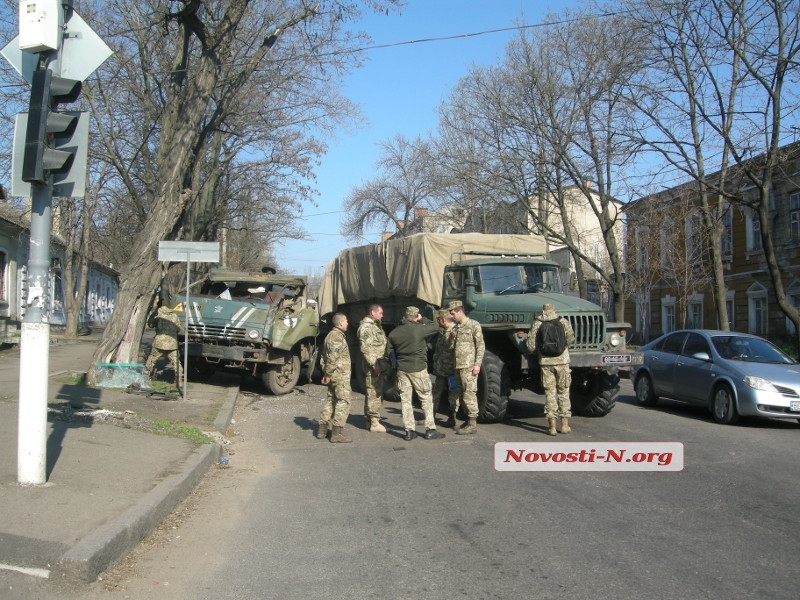В центре Николаеве столкнулись два армейских грузовика — водитель в тяжелом состоянии