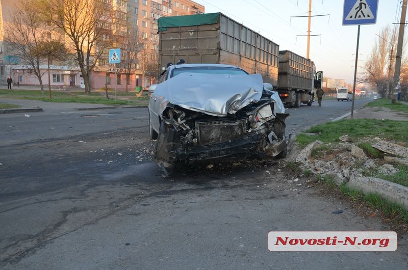 В Николаеве пьяный водитель на «Шевроле» врезался в зерновоз