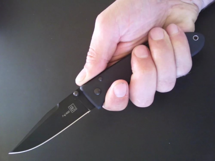 В Николаеве девятиклассницу пырнули ножом во время перемены прямо у школы