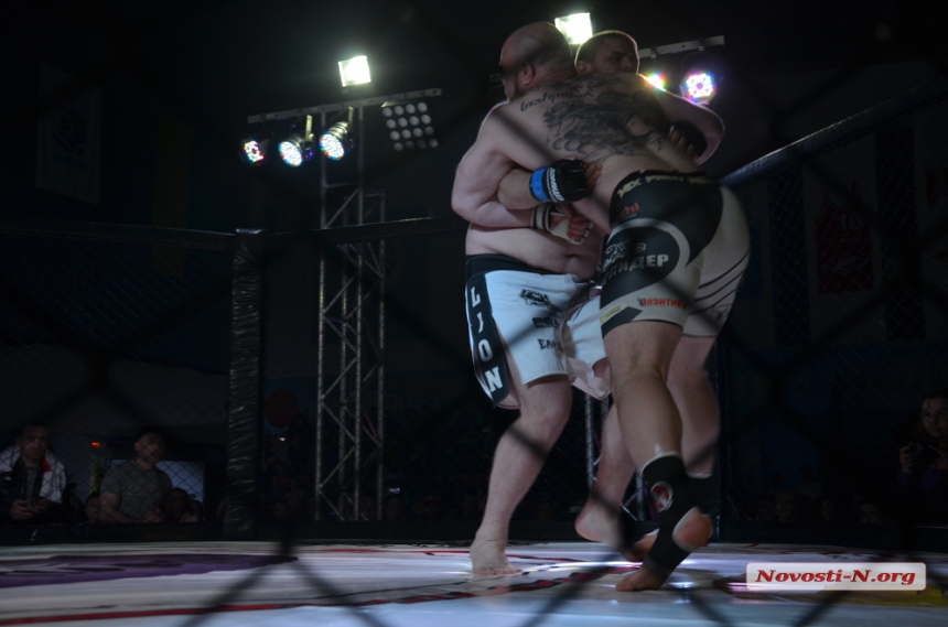 В Николаеве состоялись самые зрелищные бои за пояс чемпиона Украины по Mix Fight