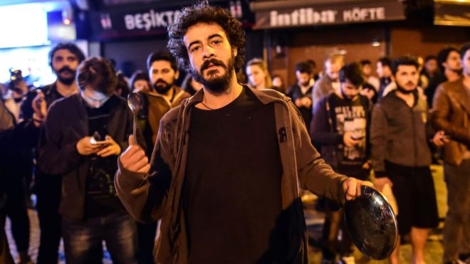 В Турции протестуют против результата референдума с помощью пустых кастрюль