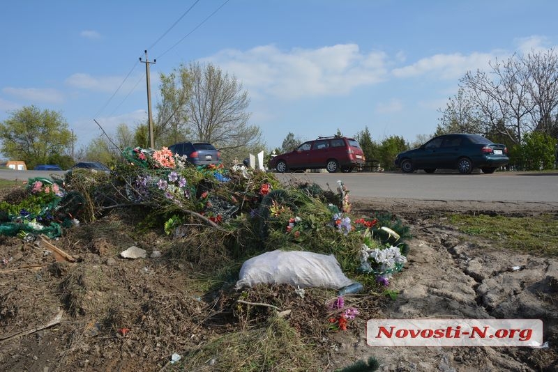 Завтра поминальный день: на кладбище горы мусора, дороги — сплошные ямы