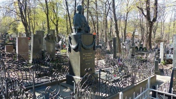 В Киеве вандалы раскурочили и обокрали могилу Леси Украинки