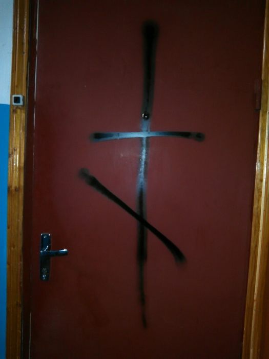 В Николаеве коллекторы рисуют чёрной краской на дверях должников кресты