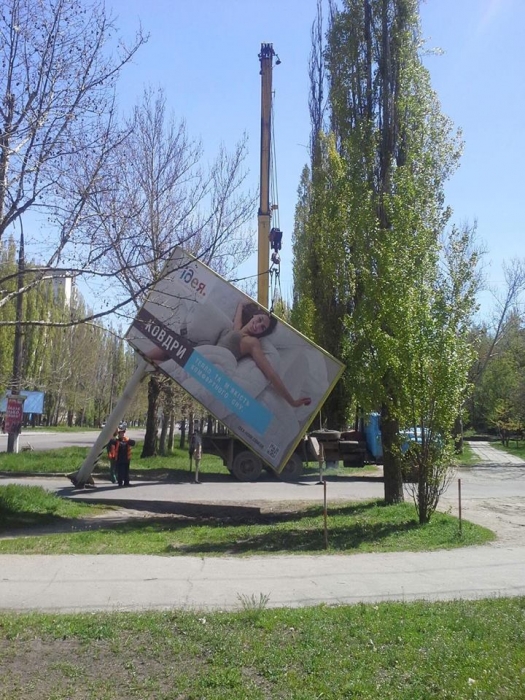 В Николаеве перед праздниками демонтировали незаконные рекламные конструкции