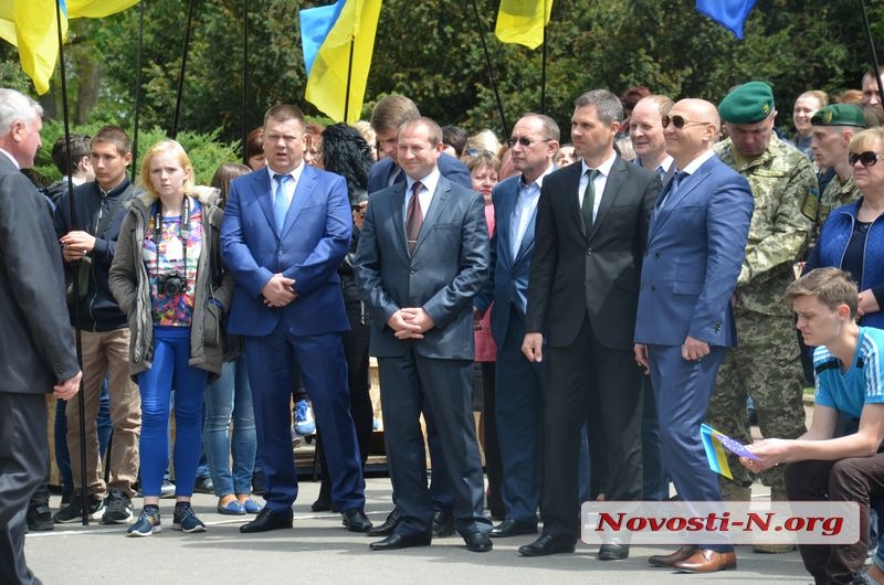 В Николаеве ко Дню Европы торжественно подняли флаги Украины, Европы и Николаева