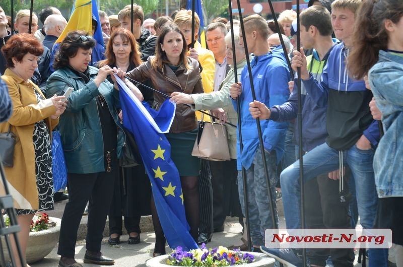 В Николаеве ко Дню Европы торжественно подняли флаги Украины, Европы и Николаева